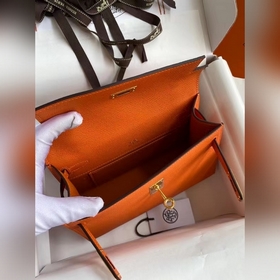 Hermes Mini Kelly PouchetteСумка-клатч оранжевого цвета с золотым