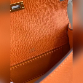 Hermes Mini Kelly PouchetteСумка-клатч оранжевого цвета с золотым