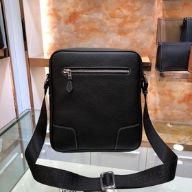 HERMES Новая модель мужской сумки-портфеля через плечо Модель： 82