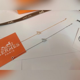 HERMES Hermes Брелок из 18-каратного золота с ажурной отделкой Э