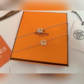 HERMES Hermes Брелок из 18-каратного золота с ажурной отделкой Э