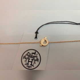 HERMES Hermes Брелок из 18-каратного золота с ажурной отделкой Э