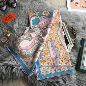 Hermès - Классическая коллекция из шелка Hermès с буквой Hermès,