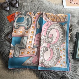 Hermès - Классическая коллекция из шелка Hermès с буквой Hermès, 