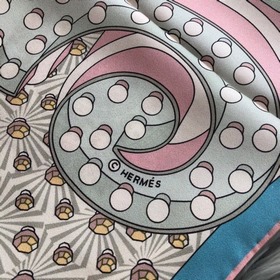 Hermès - Классическая коллекция из шелка Hermès с буквой Hermès, 