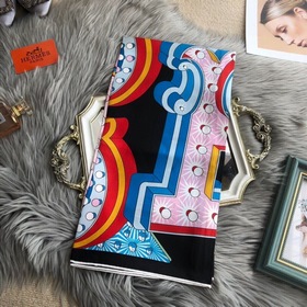 Hermès - Классическая коллекция из шелка Hermès с буквой Hermès,