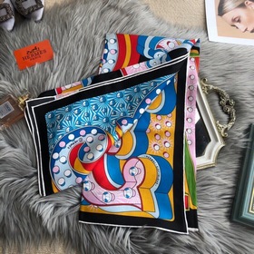 Hermès - Классическая коллекция из шелка Hermès с буквой Hermès, 