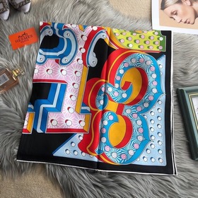 Hermès - Классическая коллекция из шелка Hermès с буквой Hermès, 