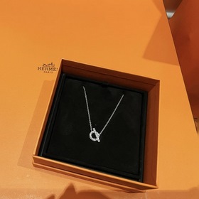 HERMES Колье с круглым кулоном Особенно лаконичный и элегантный