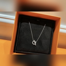 HERMES Колье с круглым кулоном Особенно лаконичный и элегантный