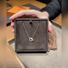 HERMES Колье с круглым кулоном Особенно лаконичный и элегантный