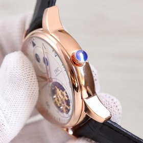 IWC, швейцарский производитель часов, представляет мужские часы в