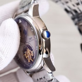 IWC, швейцарский производитель высококачественных часов, представ