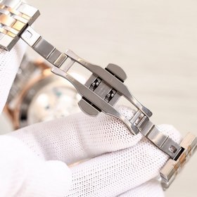 IWC, швейцарский производитель часов, представляет мужские часы в