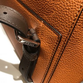 Рюкзак Loewe Goya в двух цветах В отличие от предыдущей версии, н