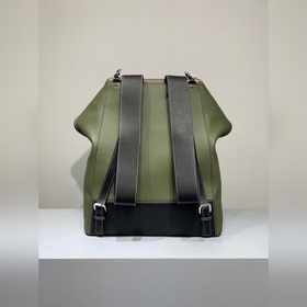 Рюкзак Loewe Goya в двух цветах В отличие от предыдущей версии, н