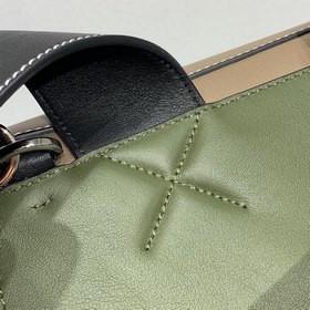 Рюкзак Loewe Goya в двух цветах В отличие от предыдущей версии, н