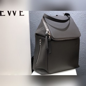 Рюкзак Loewe Goya в двух цветах В отличие от предыдущей версии, н