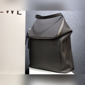 Рюкзак Loewe Goya в двух цветах В отличие от предыдущей версии, н
