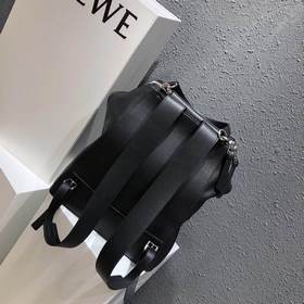 Рюкзак Loewe Goya из черной кожи с гладкой текстурой В отличие от