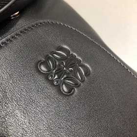 Рюкзак Loewe Goya из черной кожи с гладкой текстурой В отличие от