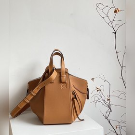 Hammock bag от Loewe, цвет： личи-желтый «Трансформер» в мире моды