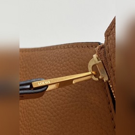 Hammock bag от Loewe, цвет： личи-желтый «Трансформер» в мире моды