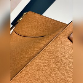 Hammock bag от Loewe, цвет： личи-желтый «Трансформер» в мире моды