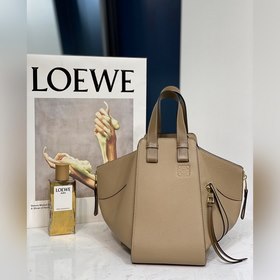 Hammock bag от Loewe, цвет личи-хаки «Трансформер» в мире моды —