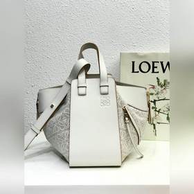 Hammock bag от Loewe, белая с вышивкой Изготовлена из парусины ис