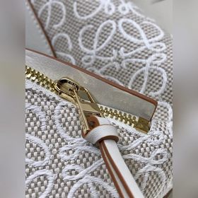 Hammock bag от Loewe, белая с вышивкой Изготовлена из парусины ис