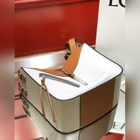 Сумка Hammock от Loewe Большой объем, свободно трансформируемая к