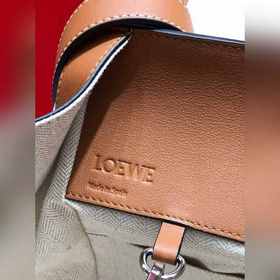 Сумка Hammock от Loewe Большой объем, свободно трансформируемая к