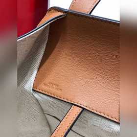 Сумка Hammock от Loewe Большой объем, свободно трансформируемая к
