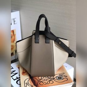 Сумка Hammock от Loewe Большой объем, свободно трансформируемая к