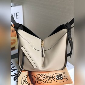Сумка Hammock от Loewe Большой объем, свободно трансформируемая к