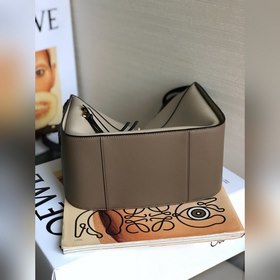 Сумка Hammock от Loewe Большой объем, свободно трансформируемая к