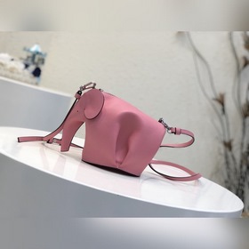 Сумка Elephant от Loewe Добавляя игривости к дизайну сумки, эта с