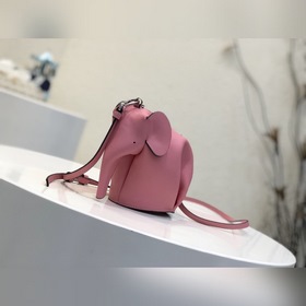 Сумка Elephant от Loewe Добавляя игривости к дизайну сумки, эта с