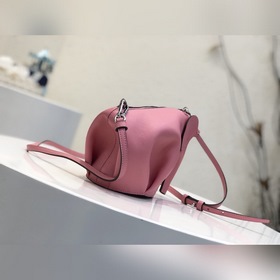 Сумка Elephant от Loewe Добавляя игривости к дизайну сумки, эта с