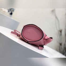 Сумка Elephant от Loewe Добавляя игривости к дизайну сумки, эта с