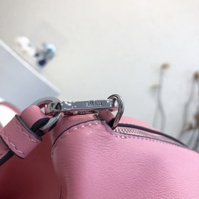 Сумка Elephant от Loewe Добавляя игривости к дизайну сумки, эта с