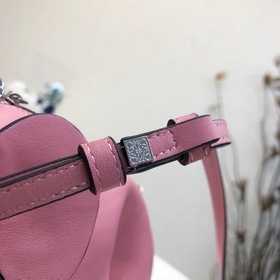 Сумка Elephant от Loewe Добавляя игривости к дизайну сумки, эта с