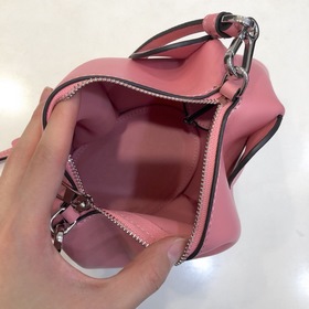 Сумка Elephant от Loewe Добавляя игривости к дизайну сумки, эта с