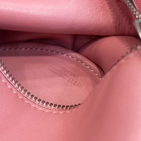 Сумка Elephant от Loewe Добавляя игривости к дизайну сумки, эта с