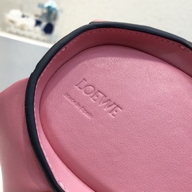 Сумка Elephant от Loewe Добавляя игривости к дизайну сумки, эта с