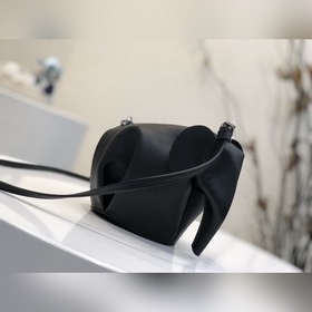 Сумка Elephant от Loewe Добавляя игривости к дизайну сумки, эта с