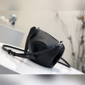 Сумка Elephant от Loewe Добавляя игривости к дизайну сумки, эта с