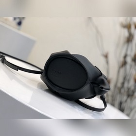 Сумка Elephant от Loewe Добавляя игривости к дизайну сумки, эта с