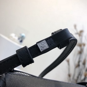 Сумка Elephant от Loewe Добавляя игривости к дизайну сумки, эта с